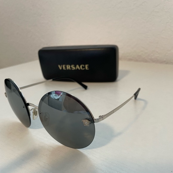 Silver Versace sunglasses - Picture 2 of 5